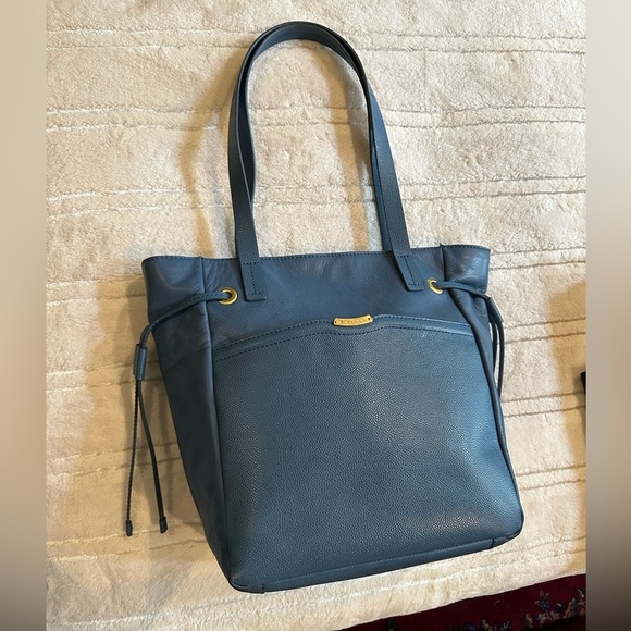Vintage T Tahari all leather blue handbag - good used condition. - Picture 1 of 15